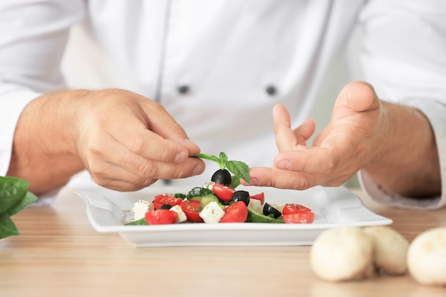 szef kuchni przy pracy